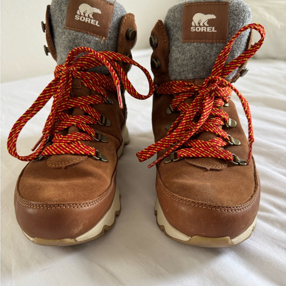 Sorel Tan Boots with Red Laces - Picture 2 of 8